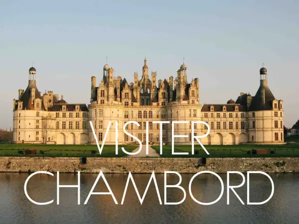Le majestueux **Château de Chambord** se reflète dans l'eau, invitant à la découverte de sa grandeur architecturale.