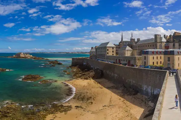 Un week-end à Saint-Malo : la cité corsaire vue depuis les remparts, avec la mer émeraude, le Fort National et la plage de sable fin.