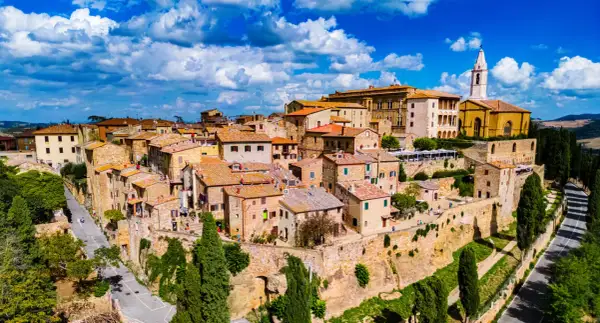 Vue aérienne de Pienza, Italie, avec ses toits de tuiles rouges et son église imposante. Un village pittoresque perché sur une colline.